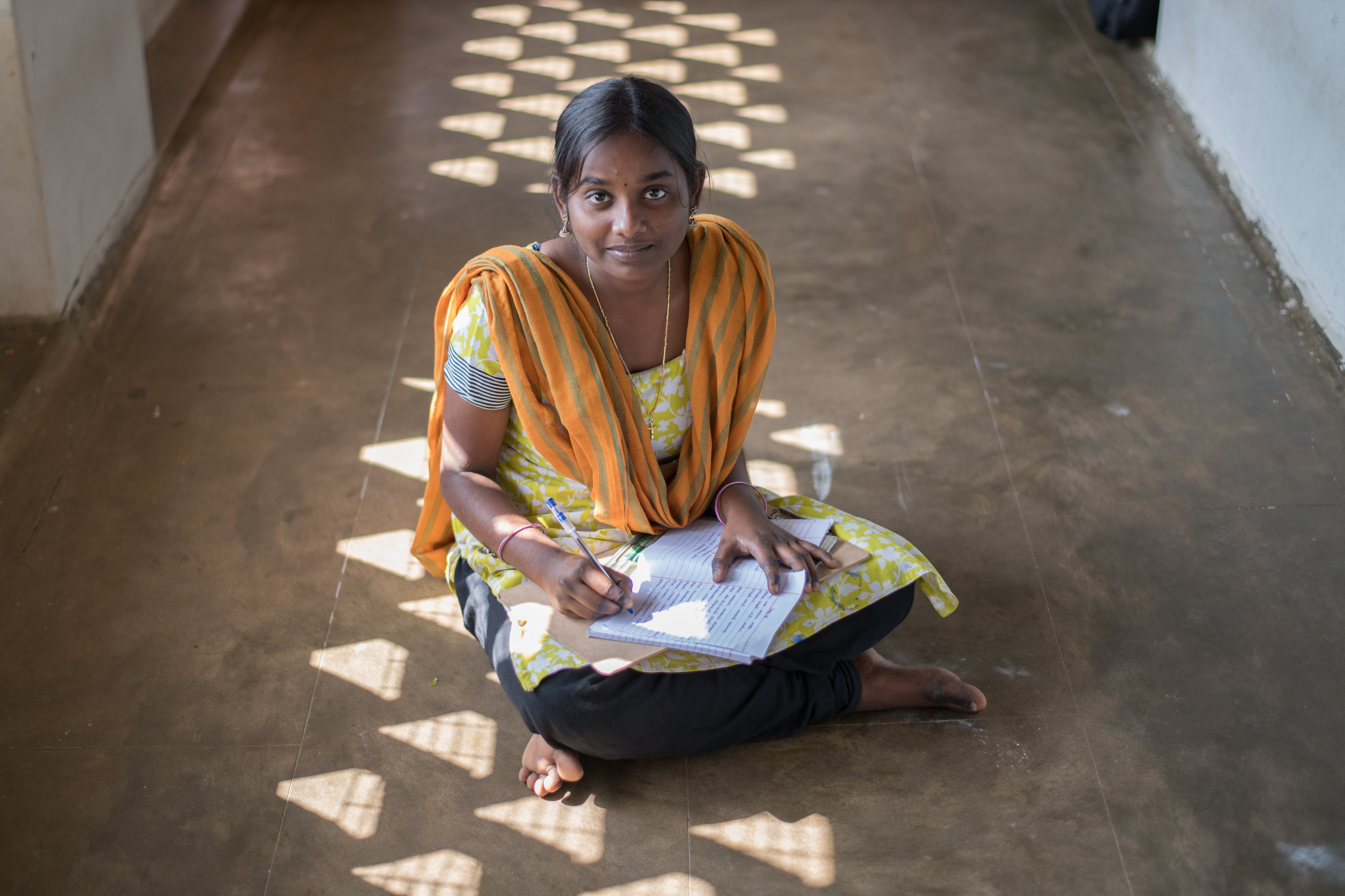 Jeune fille indienne qui étudie